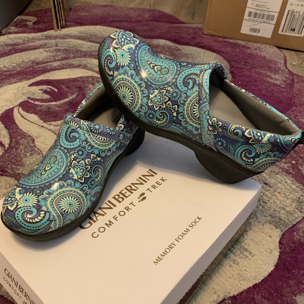 New Blue Paisley, Memory foam Nursing Clogs sz10